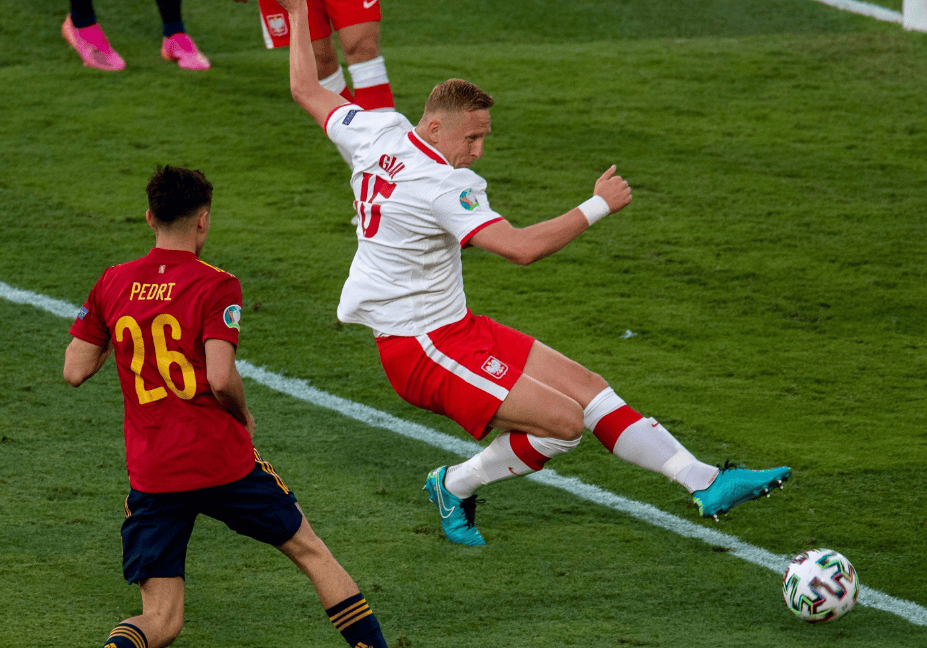 爱游戏APP-转折点费耶诺德造点机会，法国杯转会期攻防权衡，信心回归，球队文化再被提及(费耶诺德足球俱乐部主力阵型分析)