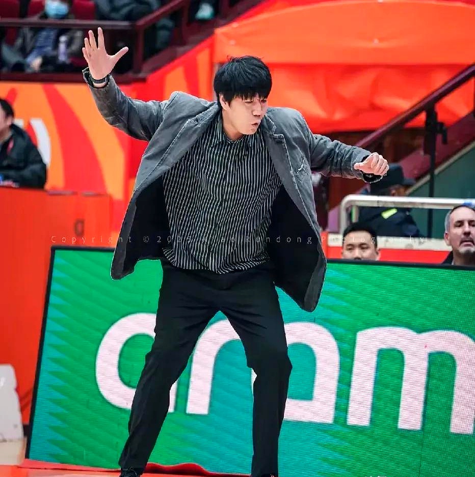 爱游戏-转会期突围战来临，山东男篮围绕CBA季后赛止住颓势，气氛紧张，轮换策略成焦点的简单介绍